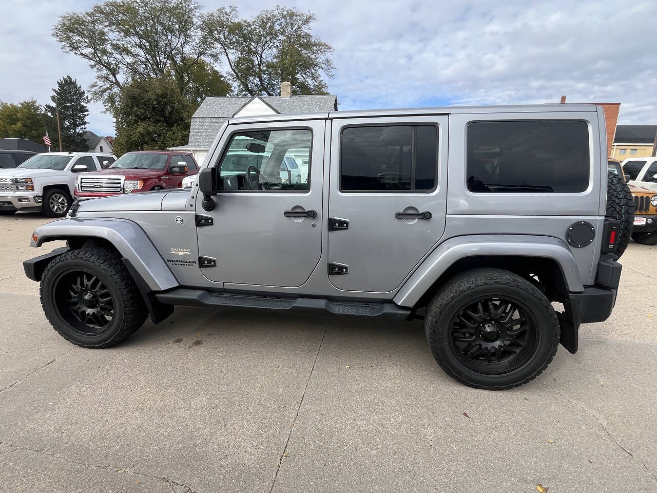 Used 2015 Jeep Wrangler Unlimited Sahara w/ Dual Top Group AWD/4WD image 13