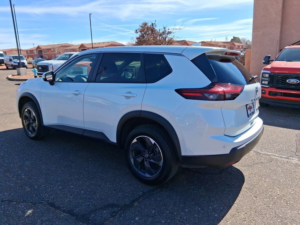 Used 2024 Nissan Rogue SV image 3