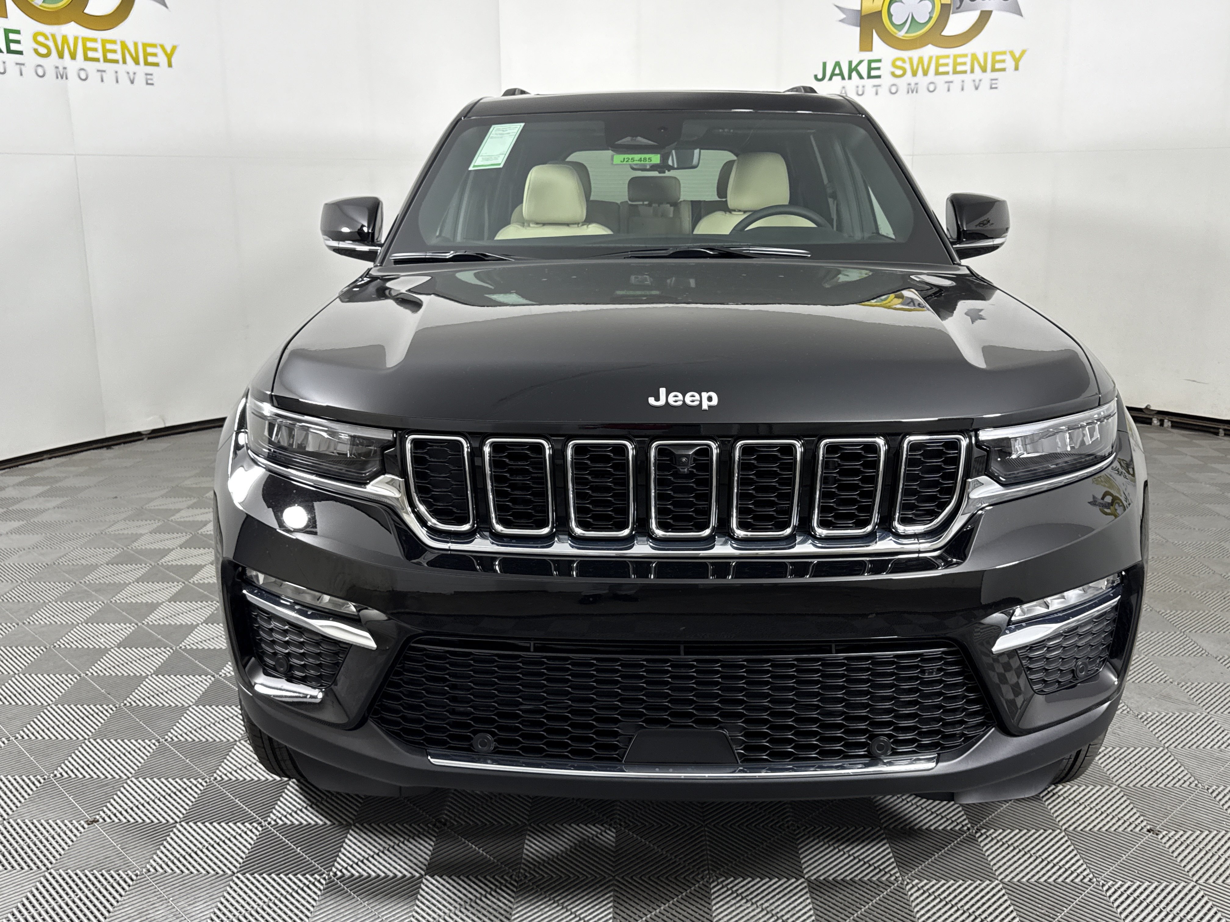 New 2025 Jeep Grand Cherokee Limited w/ Luxury Tech Group II AWD/4WD image 3