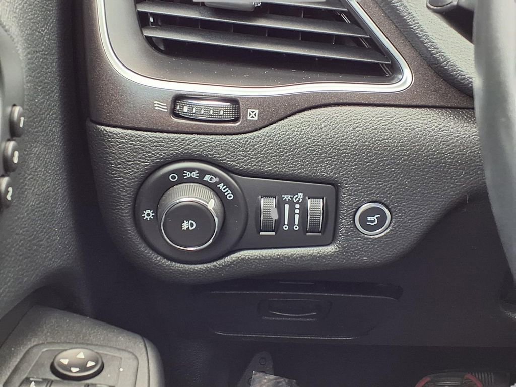 Used 2019 Jeep Cherokee Trailhawk image 17