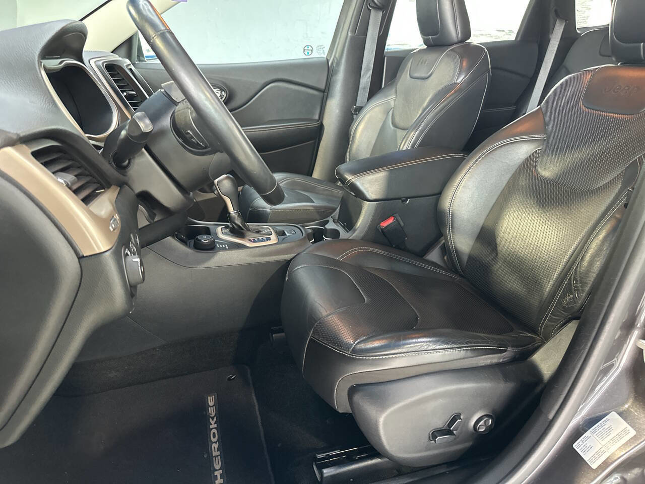 Used 2015 Jeep Cherokee Limited w/ Luxury Group image 16