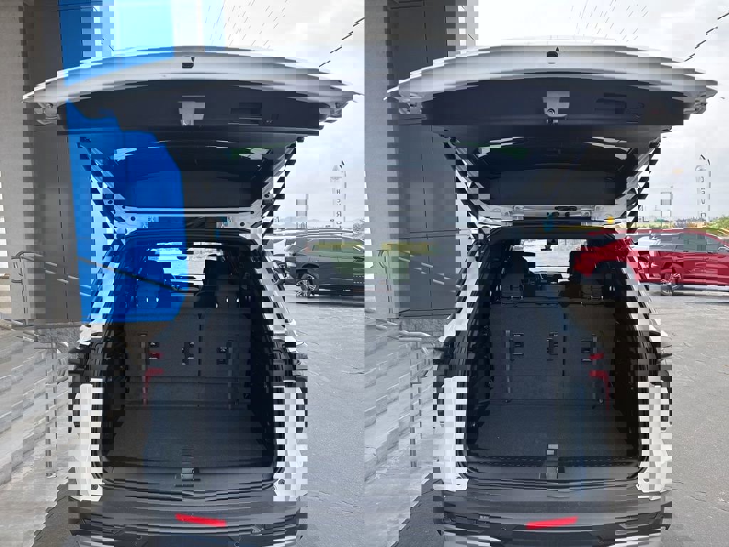 New 2026 Chevrolet Traverse LT w/ Driver Confidence Package FWD image 7