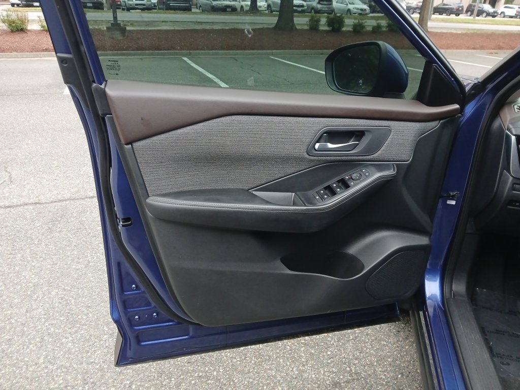 Used 2022 Nissan Rogue SV AWD/4WD image 11