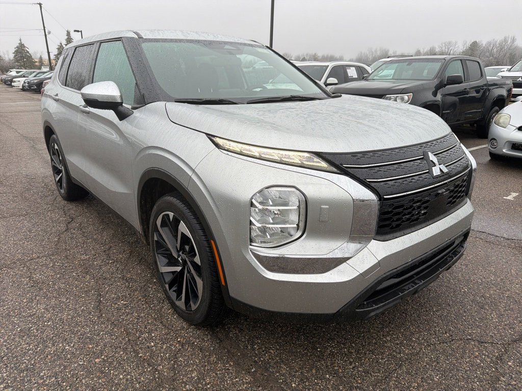 Used 2022 Mitsubishi Outlander ES image 3
