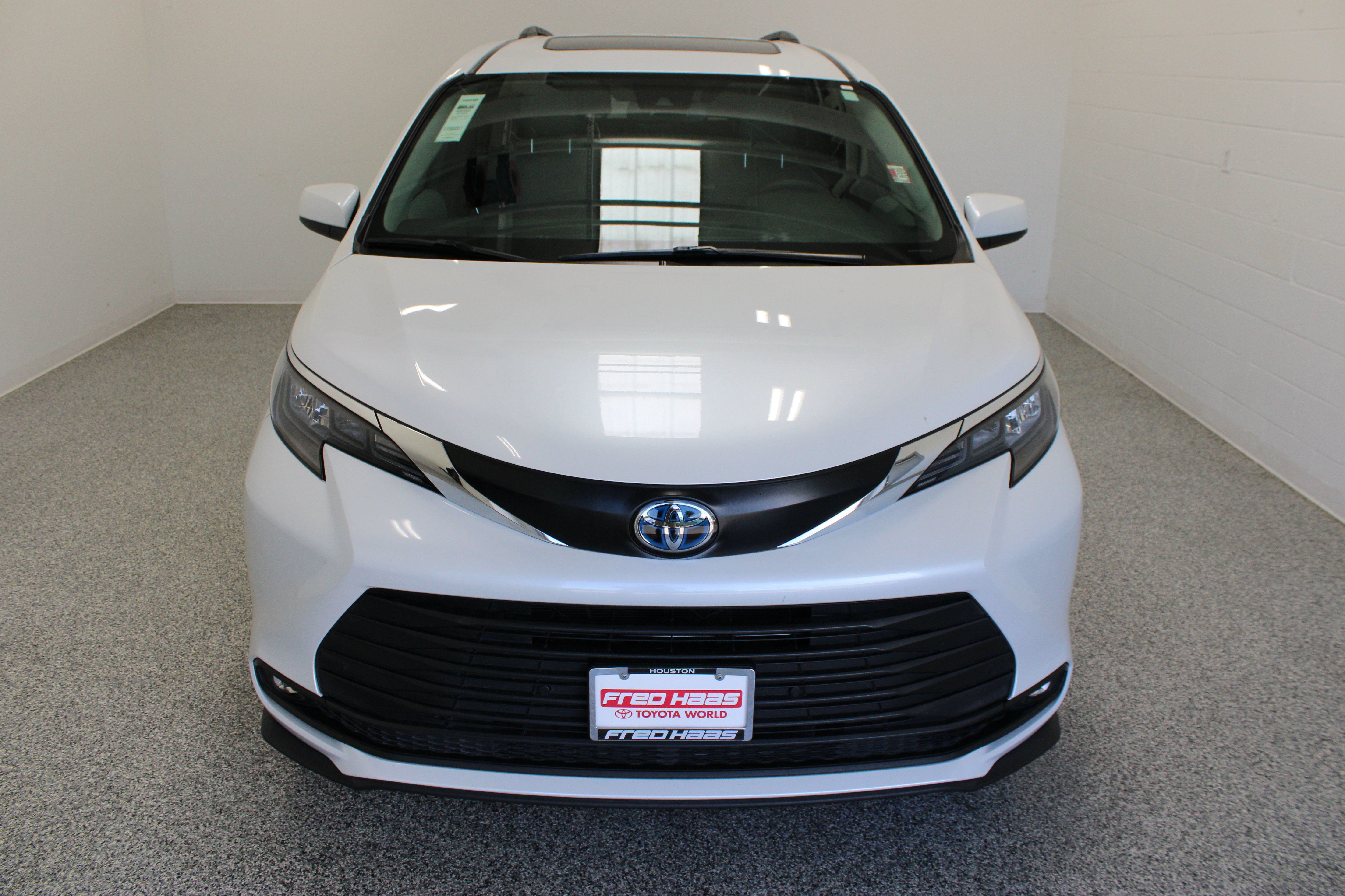 Used 2025 Toyota Sienna XLE FWD image 3