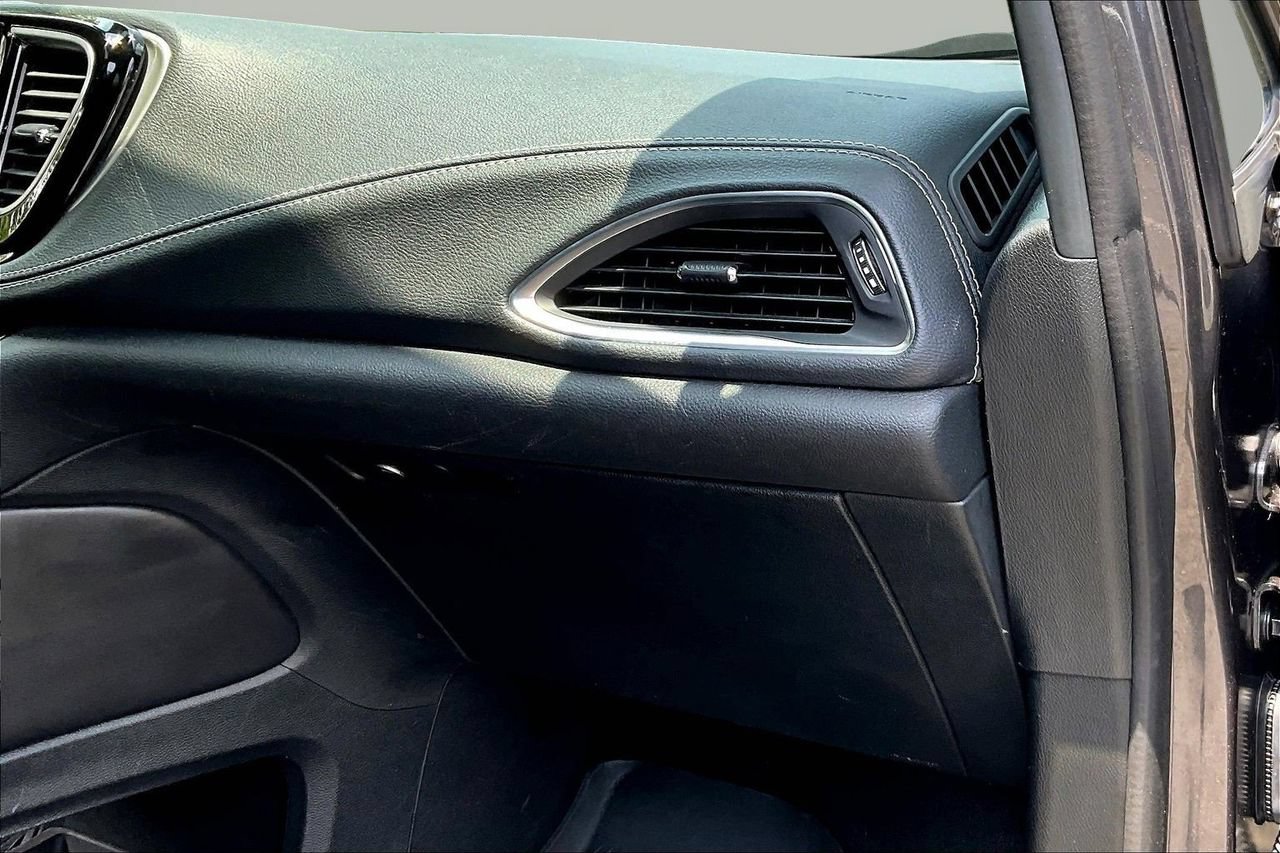 Used 2023 Chrysler Pacifica Limited w/ S Appearance Package FWD image 21