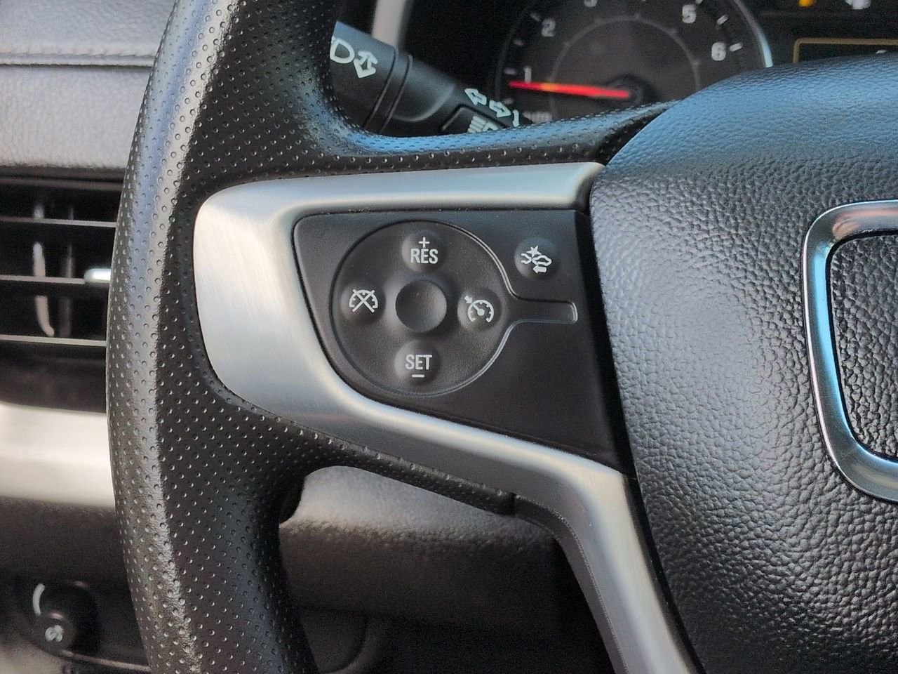 Used 2024 GMC Terrain SLE w/ Driver Convenience Package FWD image 23