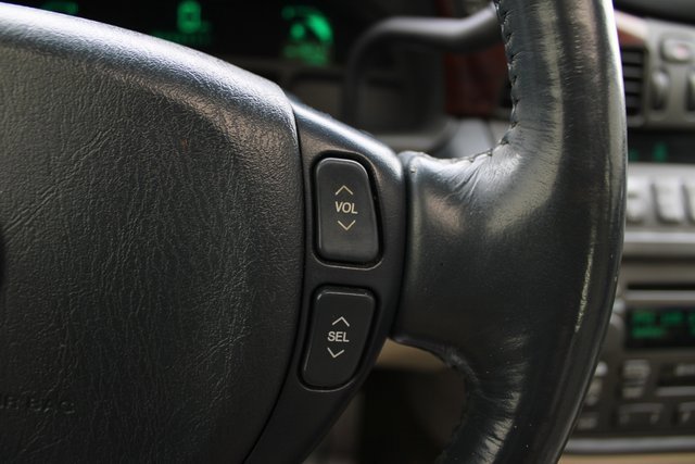 Used 2005 Cadillac De Ville w/ Limited Edition Package image 19