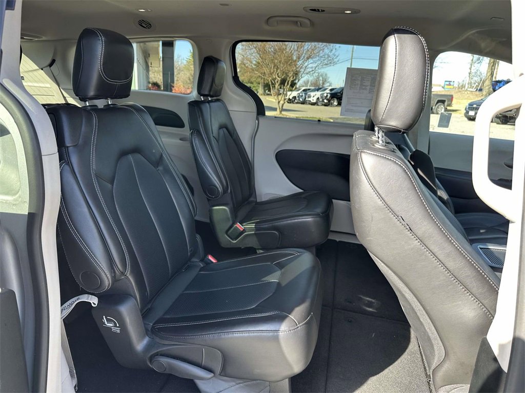 Used 2024 Chrysler Pacifica Touring-L image 13
