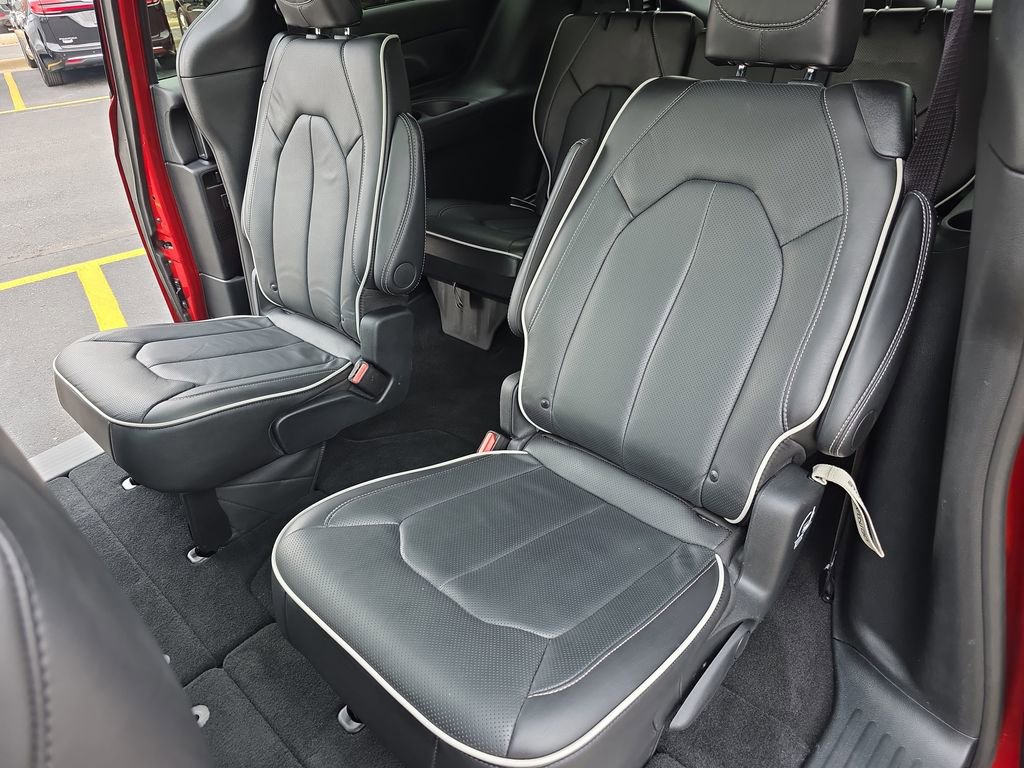 Used 2025 Chrysler Pacifica Limited image 15