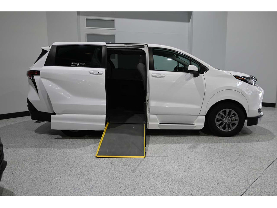 Used 2022 Toyota Sienna LE AWD/4WD image 17