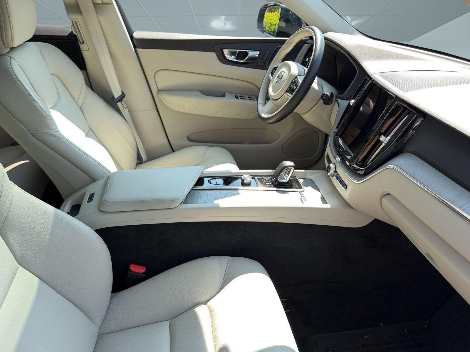 Certified 2025 Volvo XC60 B5 Plus w/ Protection Package Premier AWD/4WD image 24