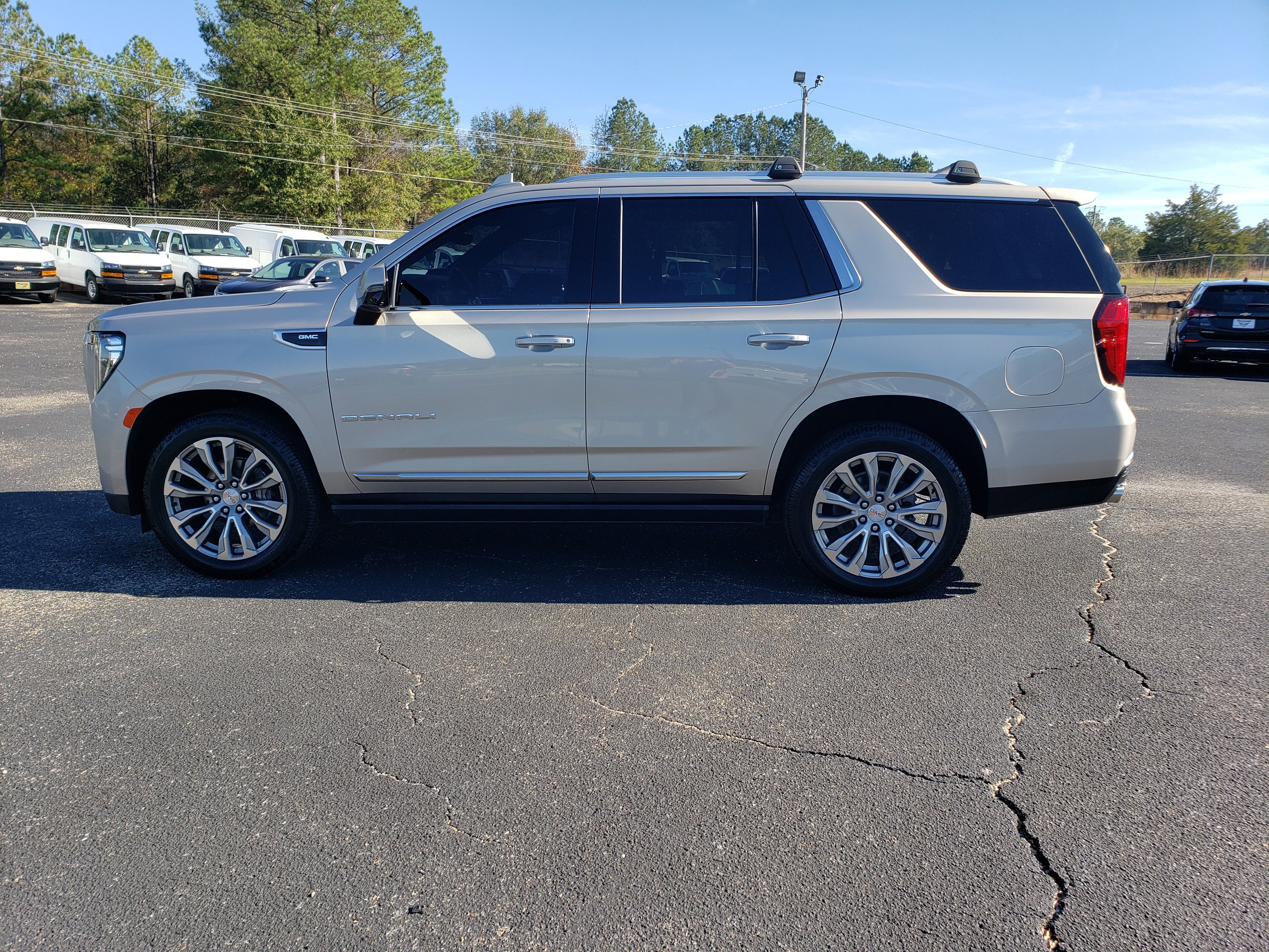 Used 2021 GMC Yukon Denali w/ Denali Premium Package image 6
