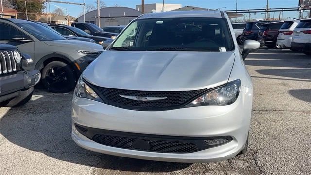 Used 2022 Chrysler Voyager LX image 26