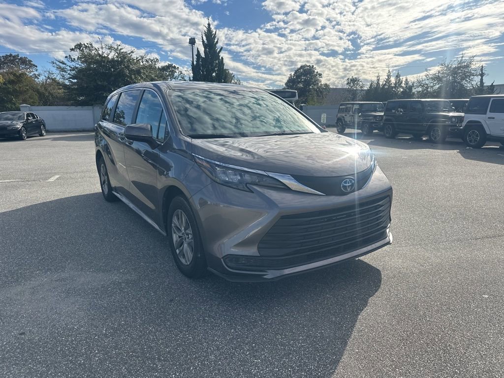 Used 2024 Toyota Sienna LE image 3