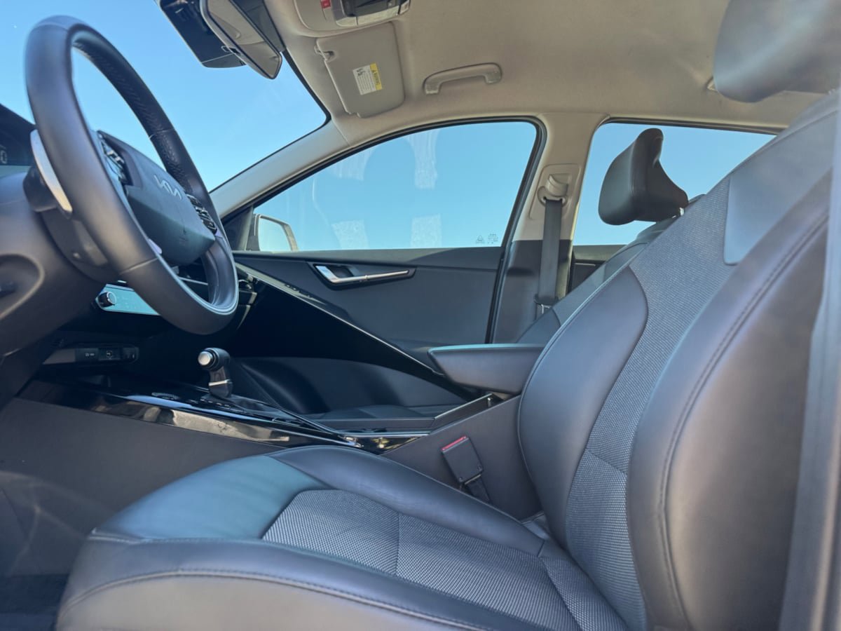 Used 2023 Kia Niro EX image 16