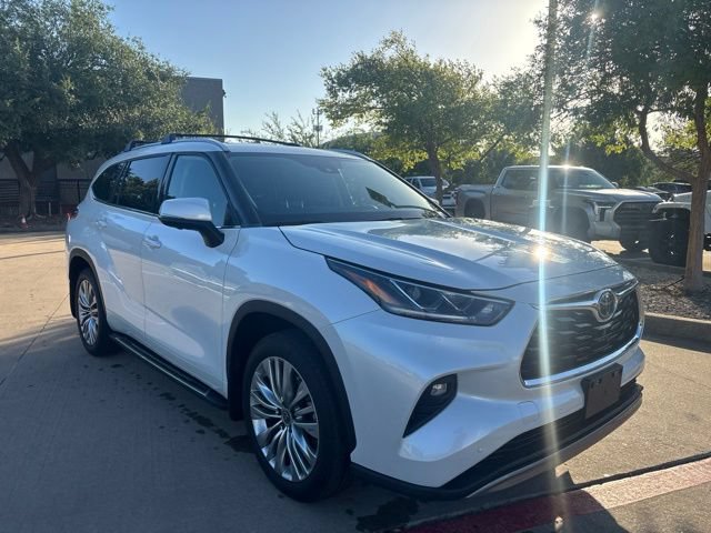 Used 2023 Toyota Highlander Platinum FWD image 3