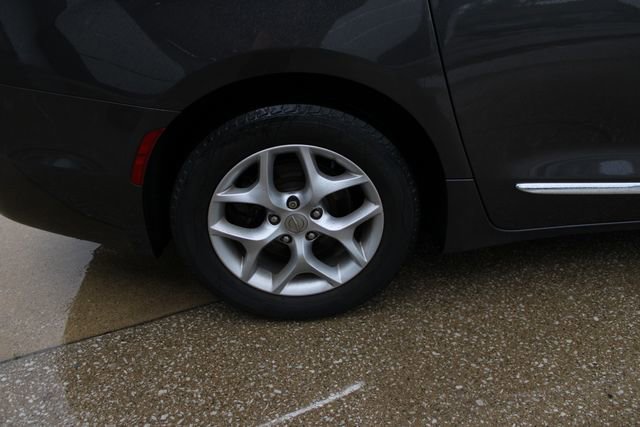 Used 2018 Chrysler Pacifica Touring-L Plus w/ Tire & Wheel Group FWD image 37