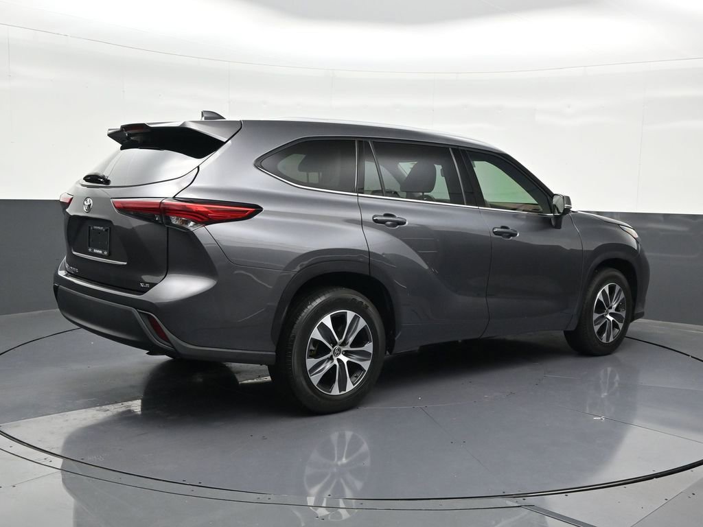Used 2022 Toyota Highlander XLE FWD image 5