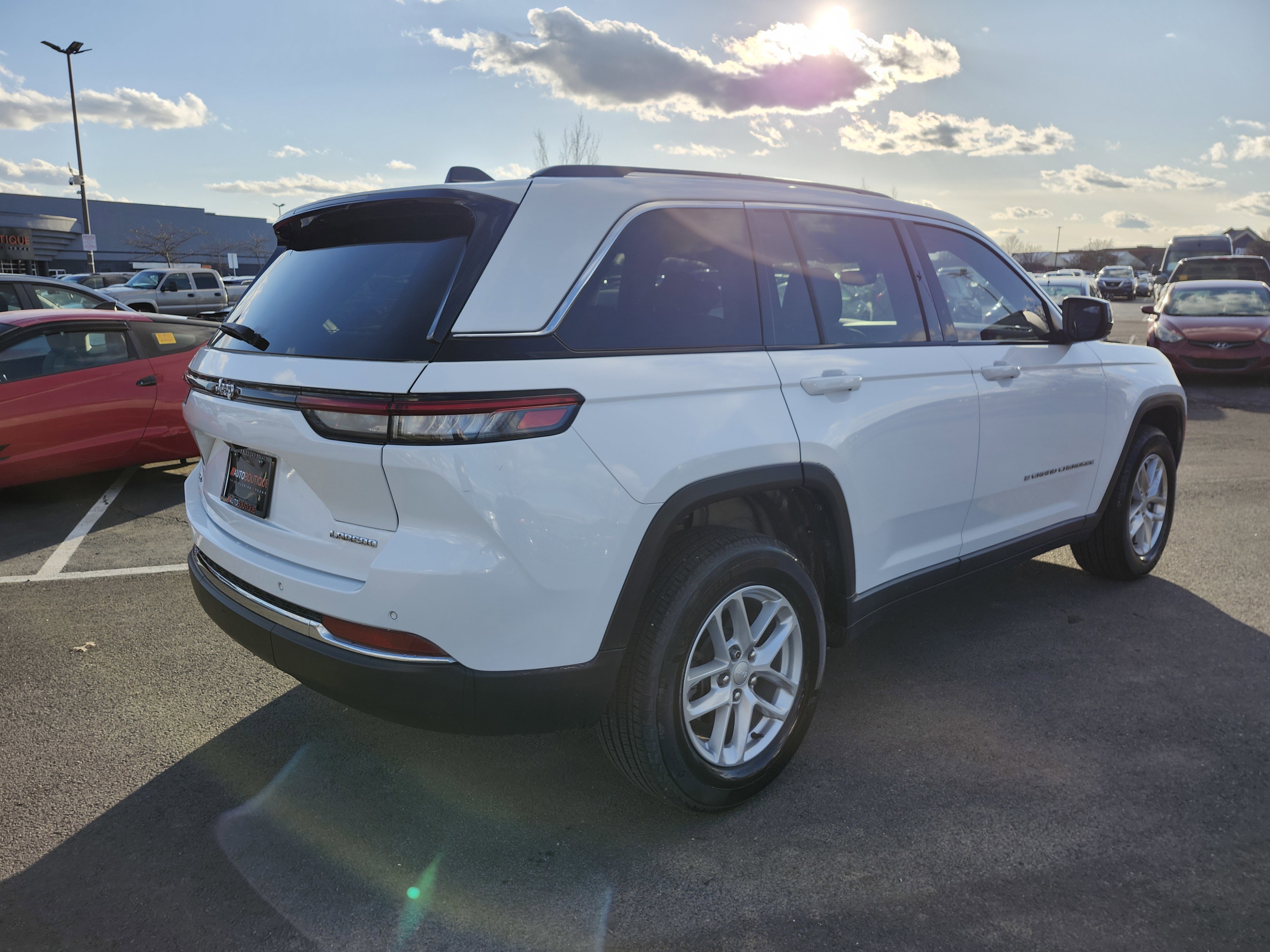 Used 2023 Jeep Grand Cherokee Laredo image 17