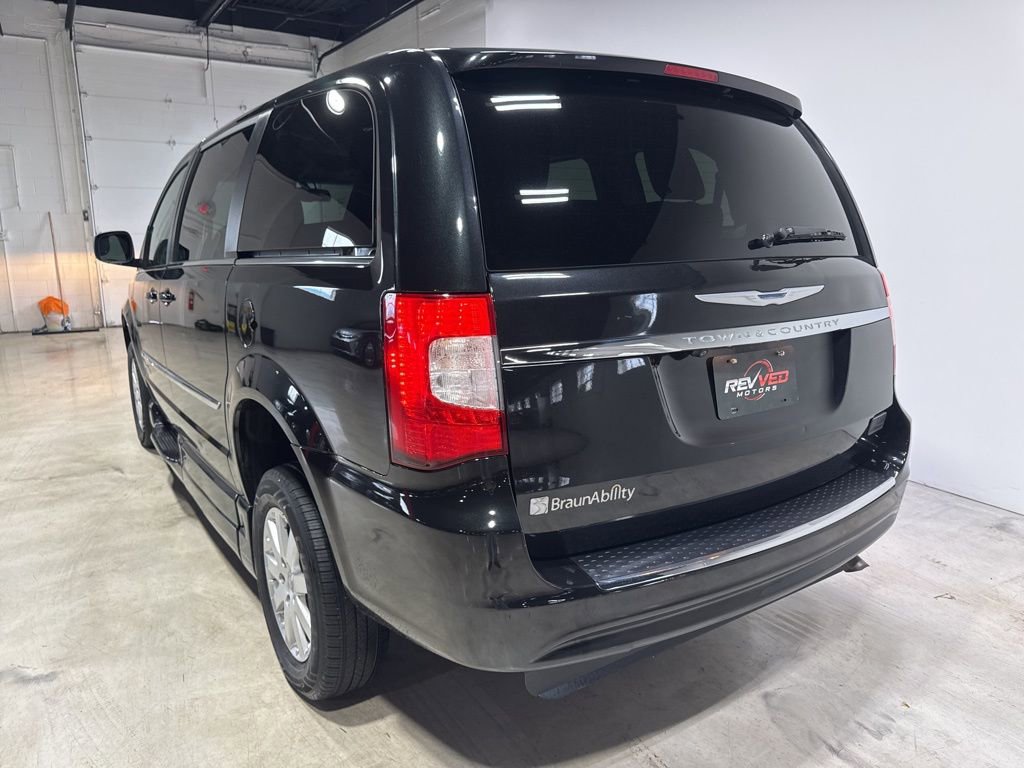 Used 2015 Chrysler Town & Country Touring image 5