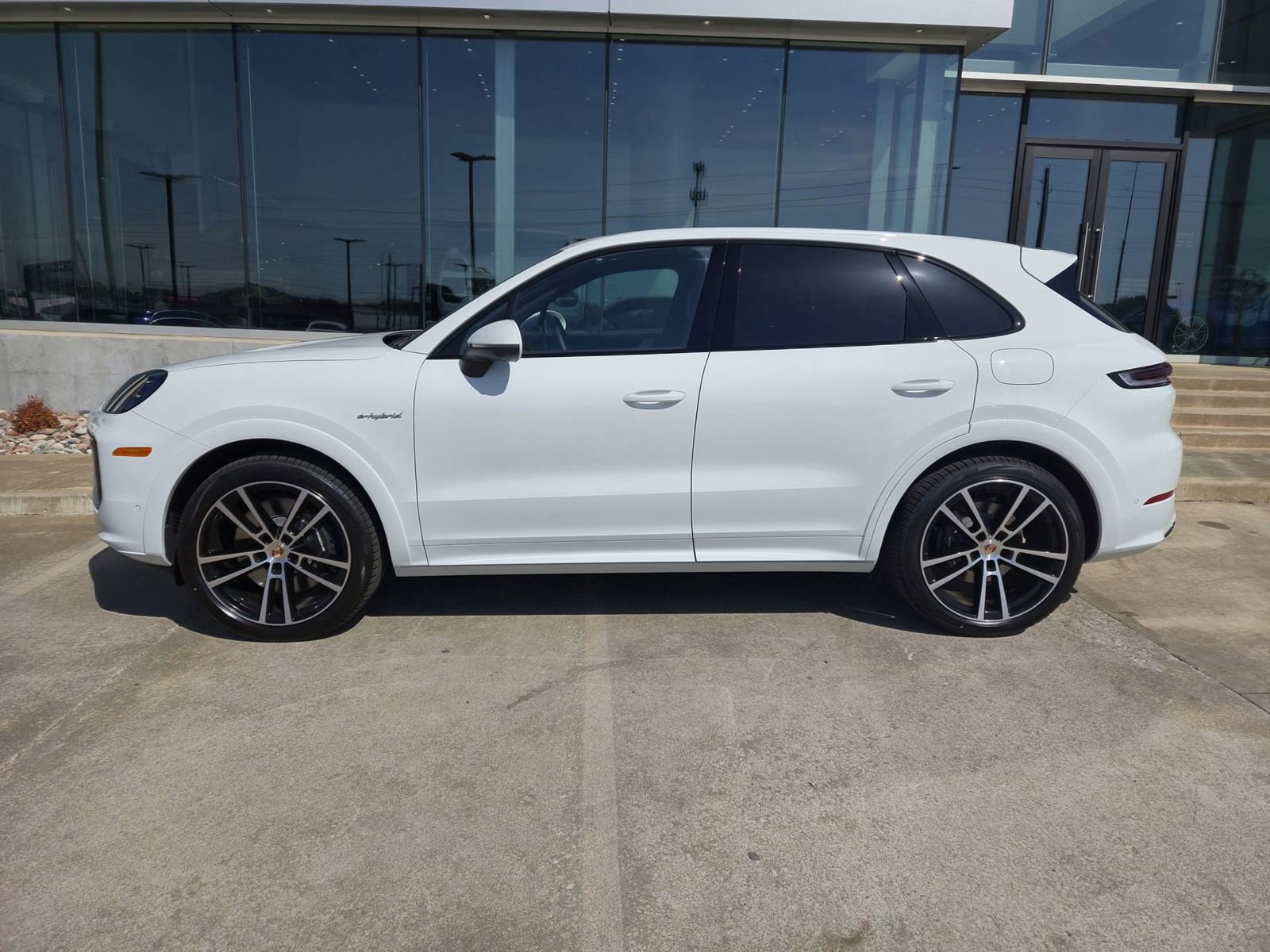 Certified 2025 Porsche Cayenne E-Hybrid image 2