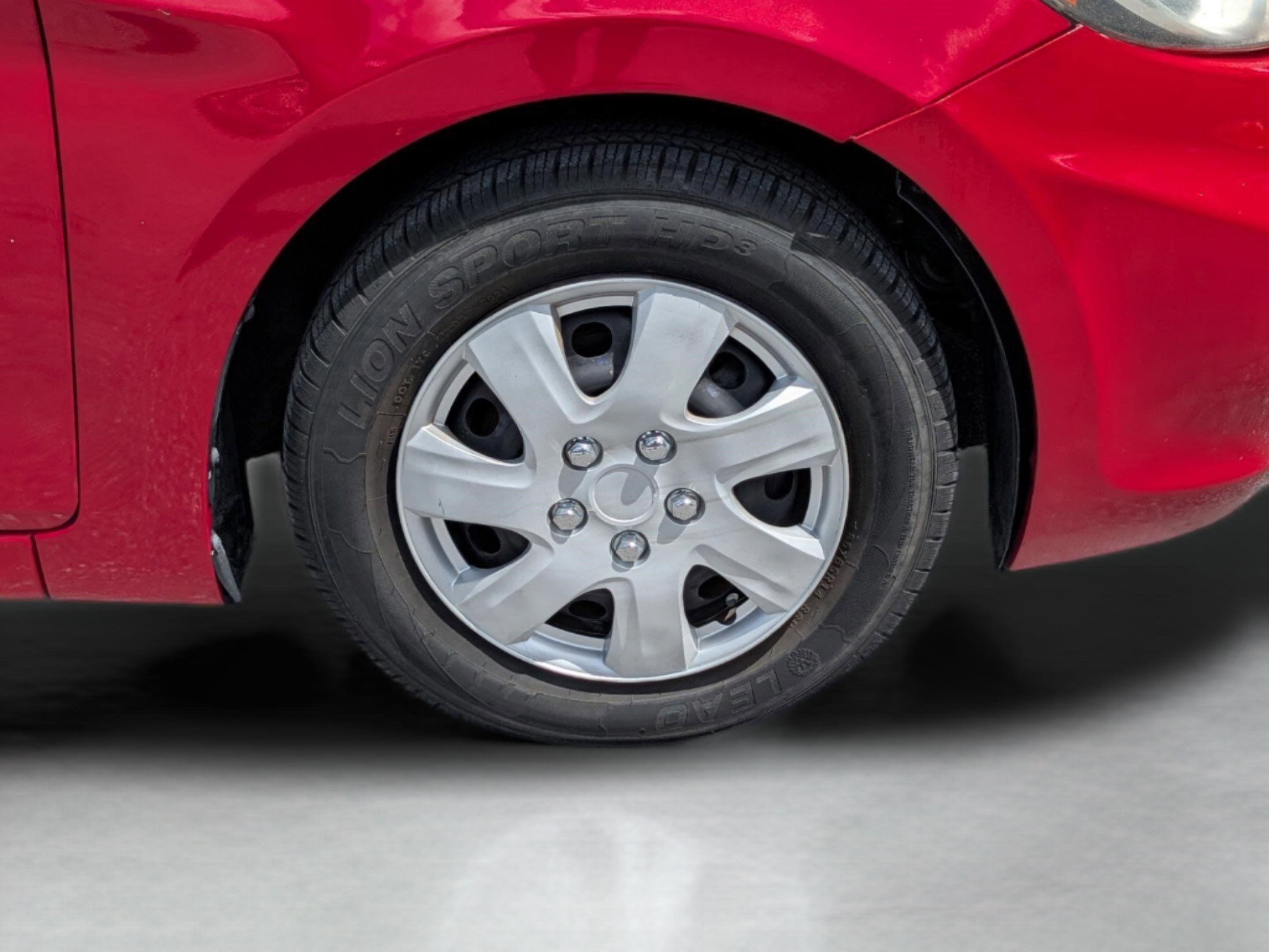 Used 2012 Hyundai Accent GLS image 9