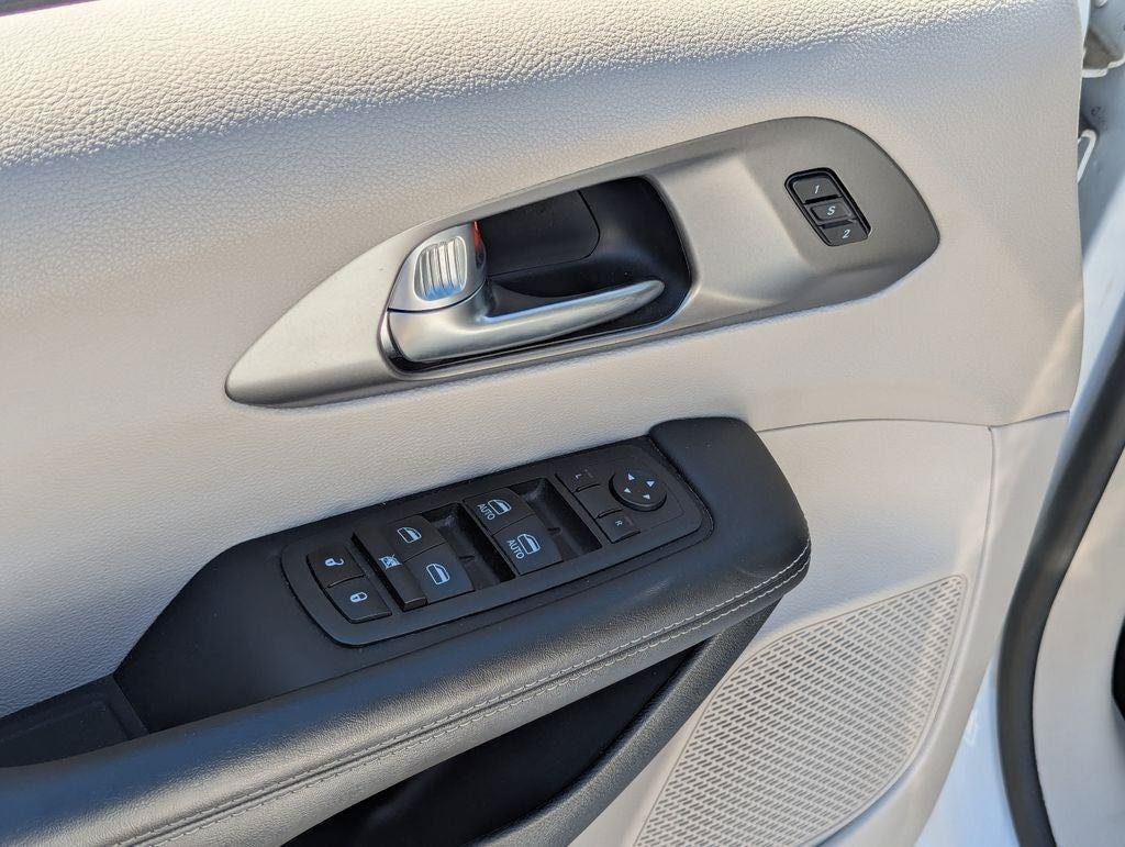 Used 2023 Chrysler Pacifica Touring-L FWD image 11