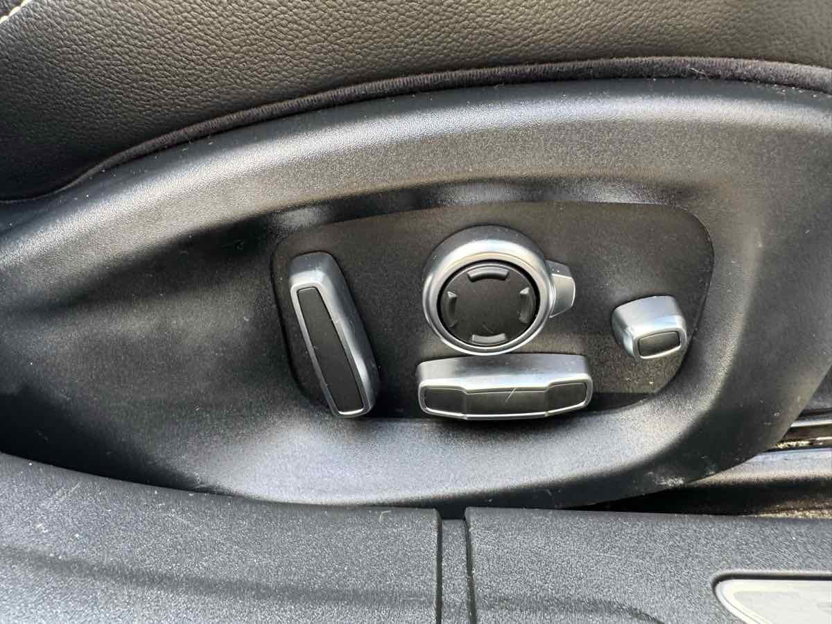 Used 2016 Jaguar XF S image 32