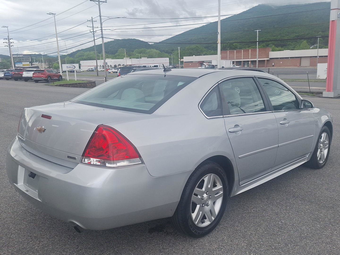 Used 2016 Chevrolet Impala LT FWD image 3