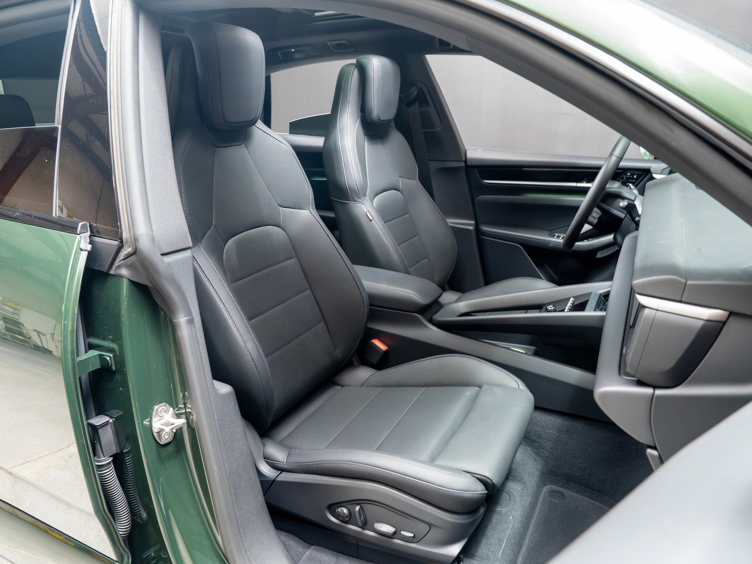 Certified 2025 Porsche Macan 4S Electric AWD/4WD image 30