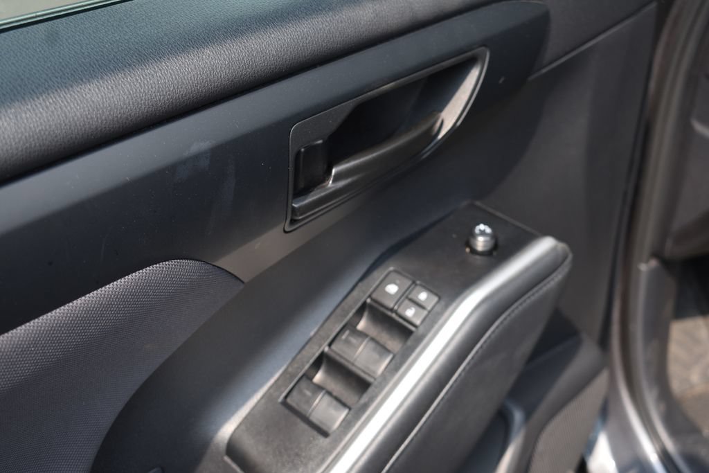 Used 2025 Toyota Highlander LE FWD image 11