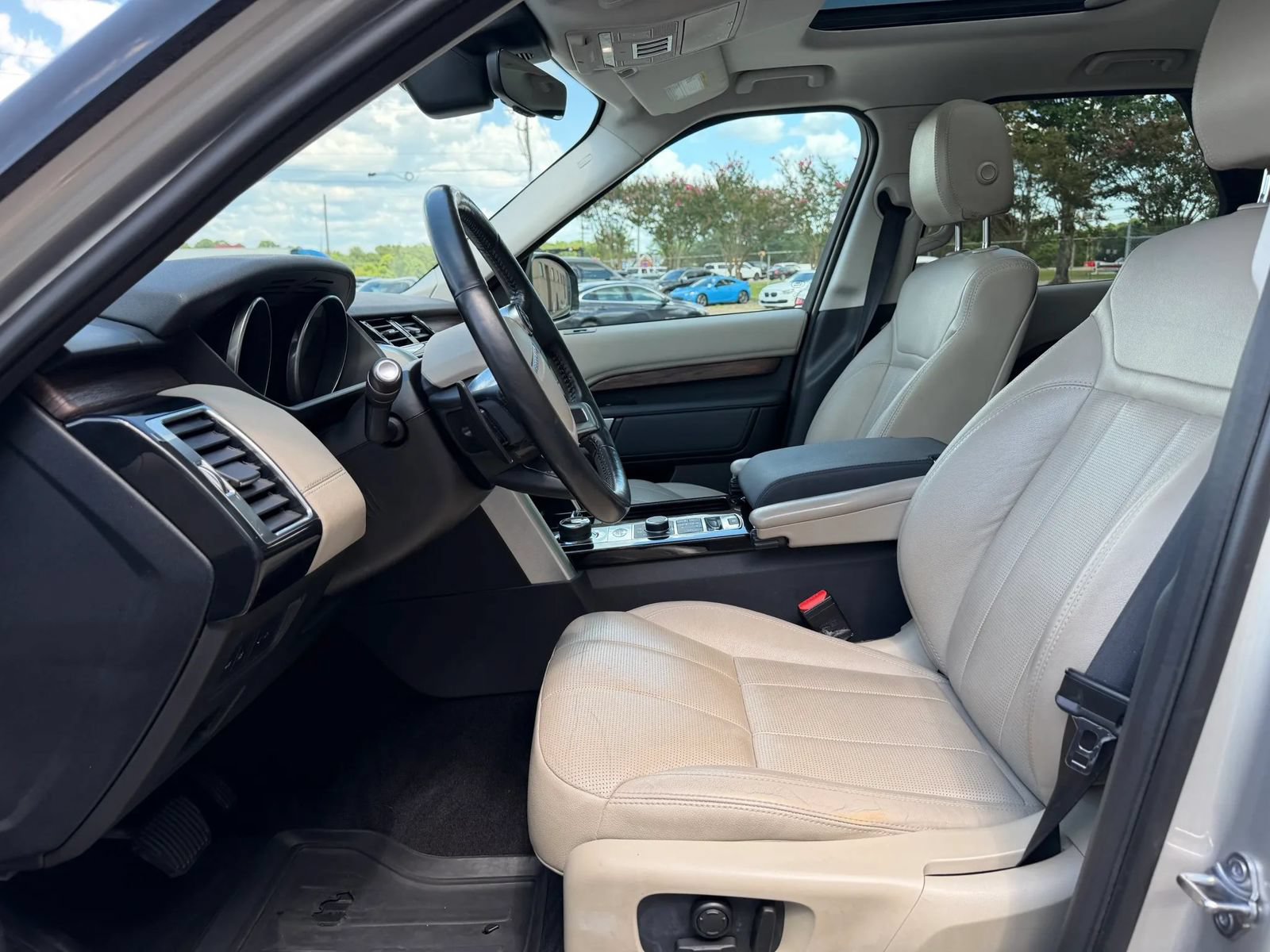 Used 2017 Land Rover Discovery HSE AWD/4WD image 21