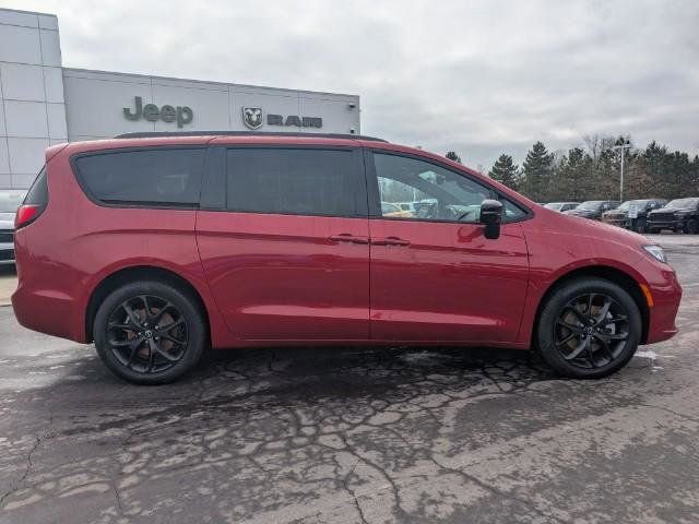 New 2026 Chrysler Pacifica Limited w/ S Appearance Package image 2