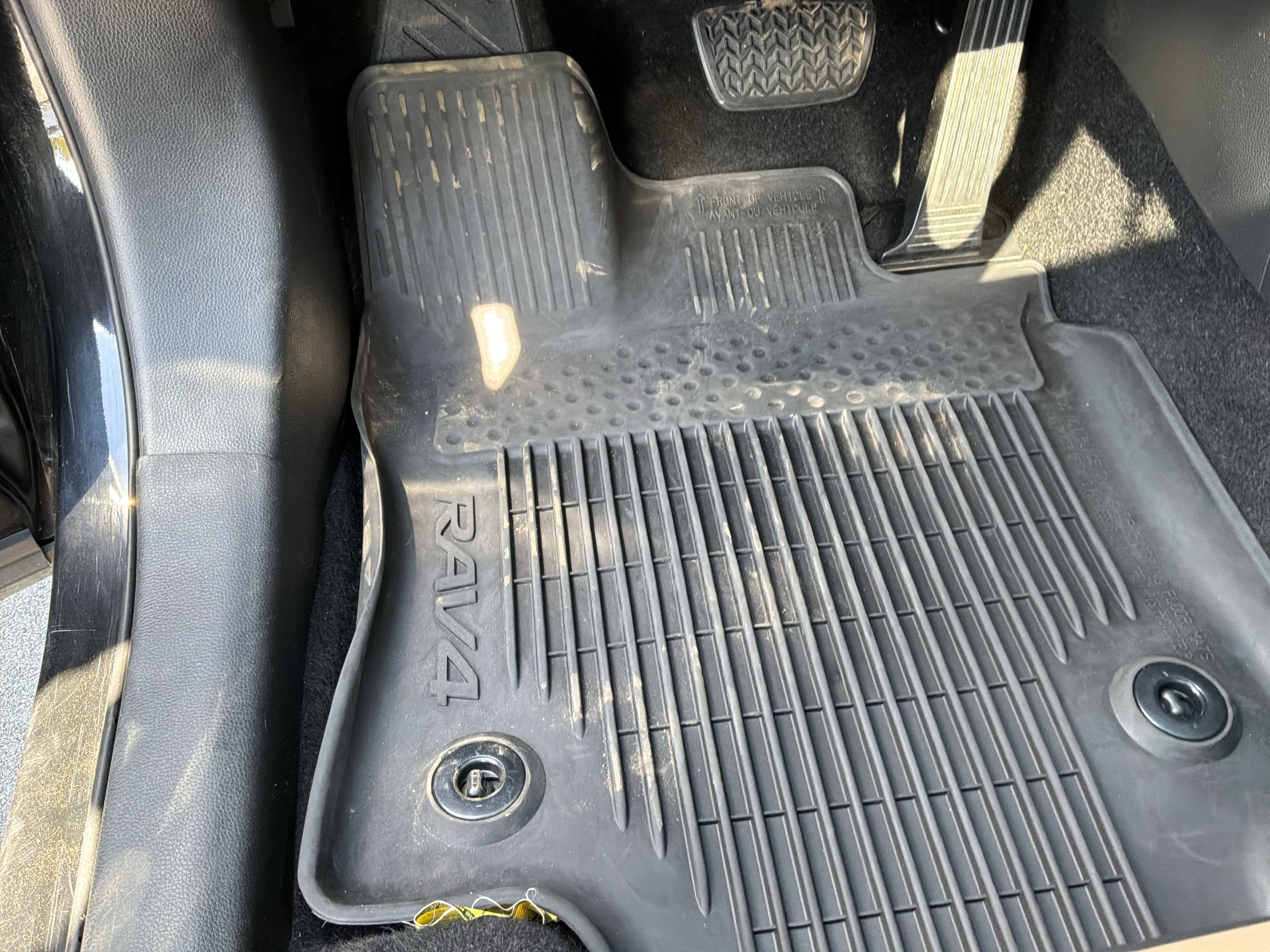 Used 2020 Toyota RAV4 XLE Premium FWD image 17