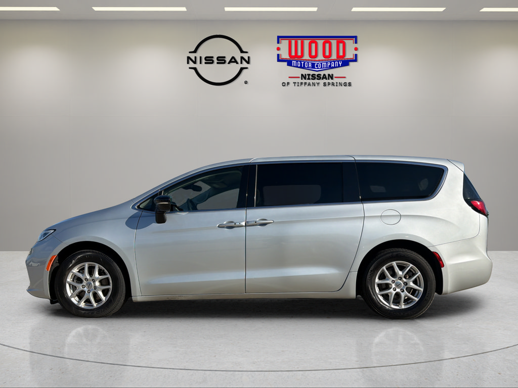 Used 2024 Chrysler Pacifica Touring-L FWD image 5