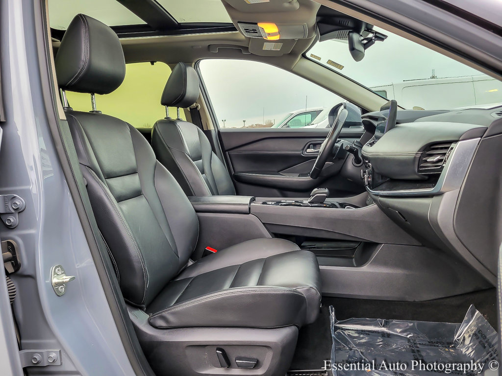 Used 2025 Nissan Rogue SL w/ Tech Package image 38