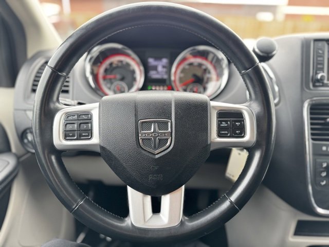 Used 2019 Dodge Grand Caravan SE w/ UConnect Hands-Free Group image 17