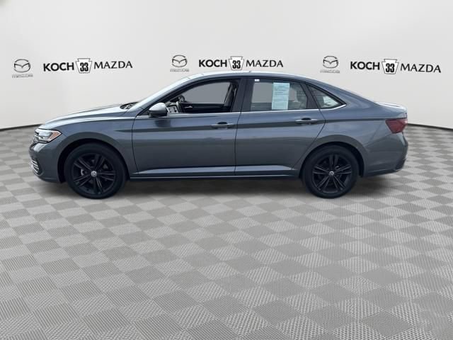 Used 2022 Volkswagen Jetta SE w/ Panoramic Sunroof Package image 3