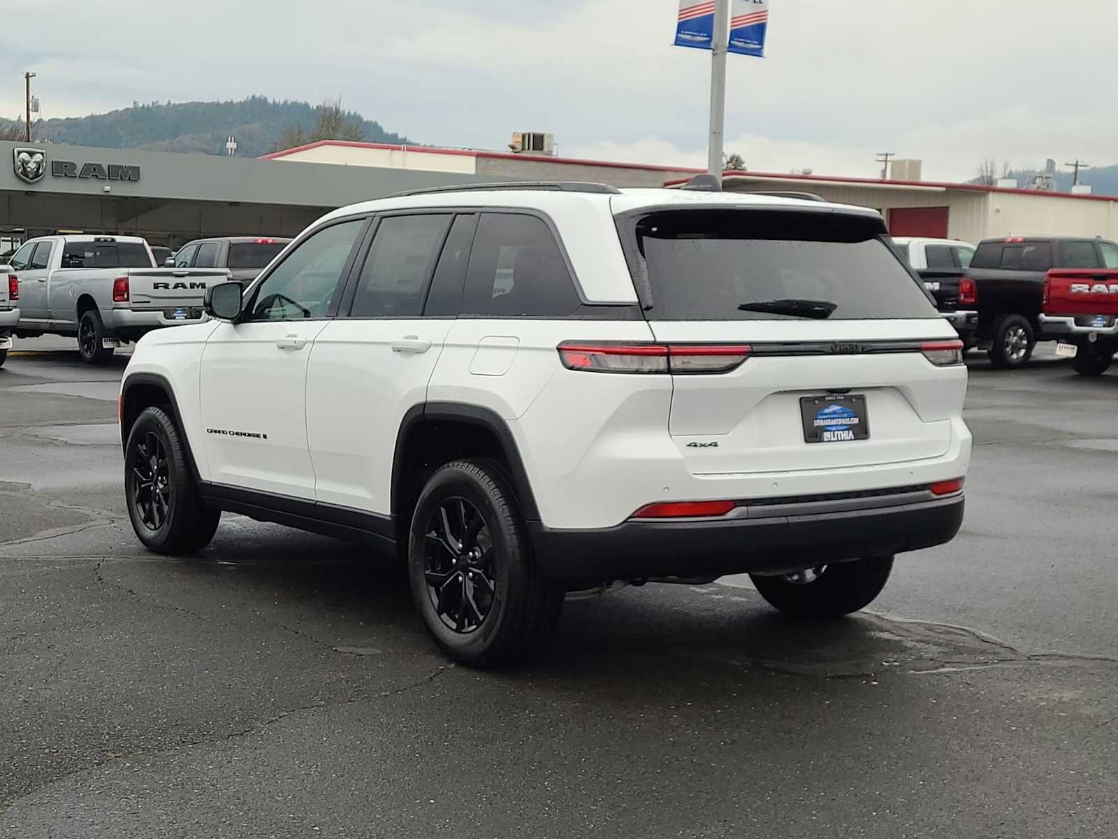 New 2026 Jeep Grand Cherokee Altitude image 12