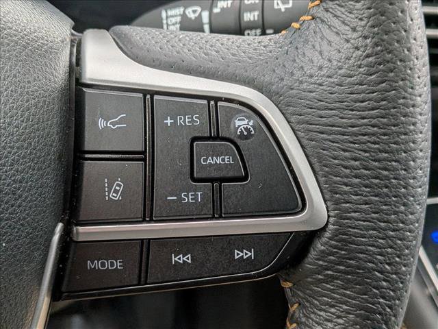 Used 2025 Toyota Sienna XLE Woodland Edition image 15