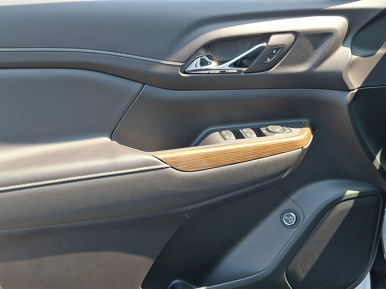 Certified 2023 GMC Acadia SLE w/ Driver Convenience Package image 13