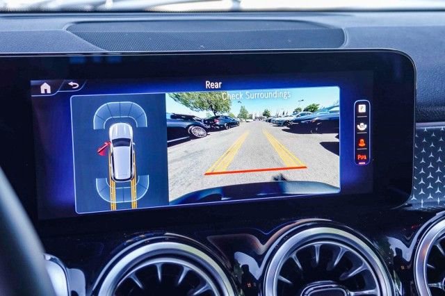 Used 2024 Mercedes-Benz EQB 300 4MATIC image 17