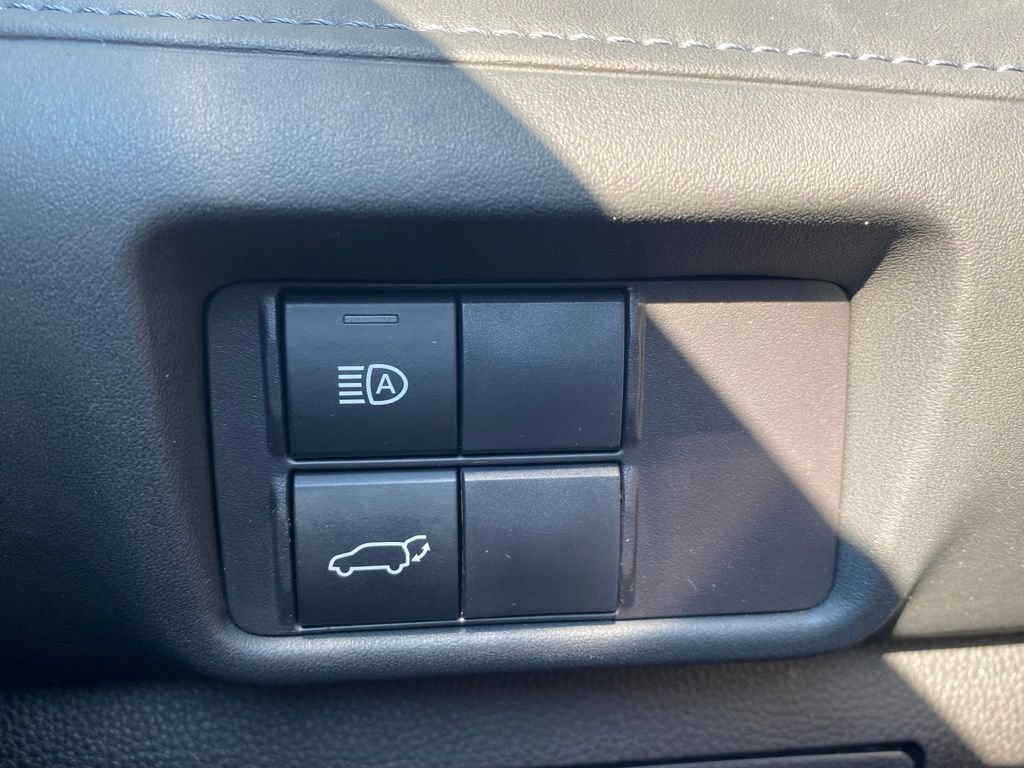 Used 2024 Toyota Highlander LE AWD/4WD image 25