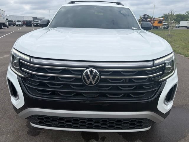 Used 2024 Volkswagen Atlas Peak Edition SE AWD/4WD image 3