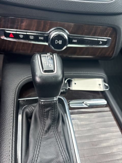Used 2016 Volvo XC90 T6 Momentum w/ Momentum Plus Package AWD/4WD image 17