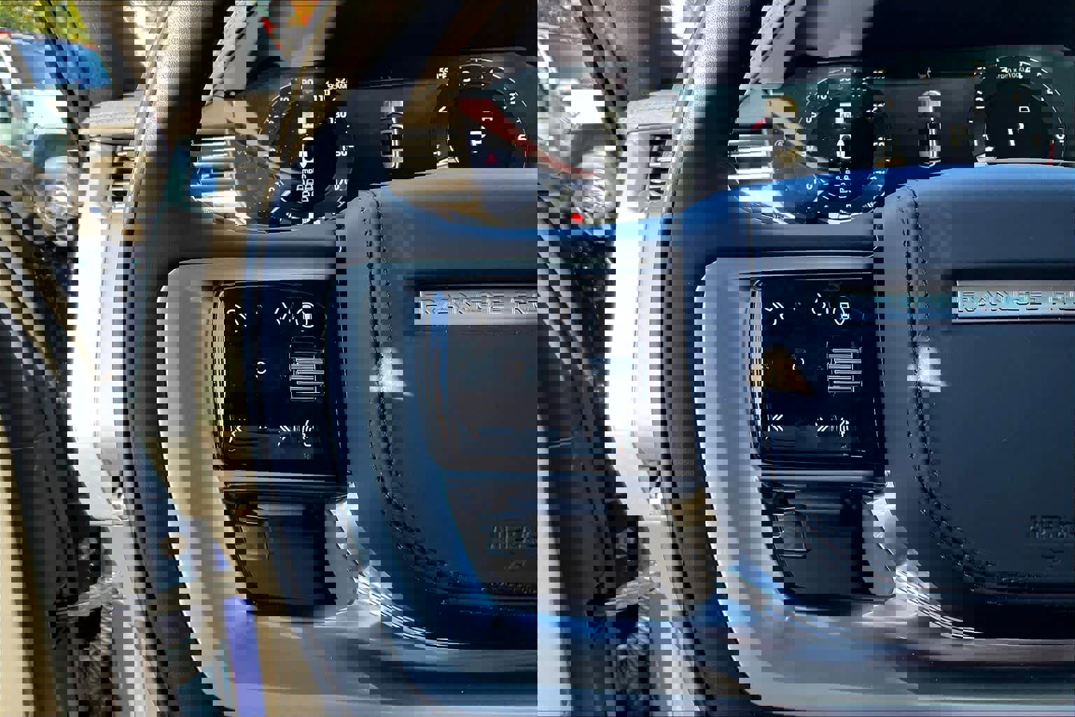 New 2025 Land Rover Range Rover Long Wheelbase SE image 17