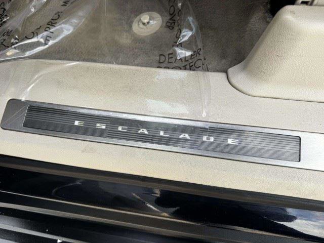 Used 2021 Cadillac Escalade Premium Luxury Platinum AWD/4WD image 26