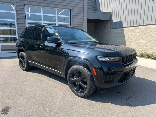 Used 2022 Jeep Grand Cherokee Altitude AWD/4WD image 3