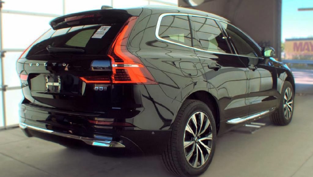 Used 2023 Volvo XC60 B5 Plus AWD/4WD image 3